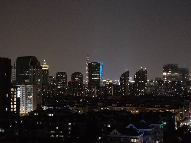 PORTdesign's tweet photo. I just moved into my new apartment. It is a little smaller but in a much better location. I even have a great view of the bund skyline, minus that one building in the way. #thebund #Shanghai #China #nathaninshanghai #expatlife #view #homesweethome #skyline #night #cityscape … https://t.co/7Y3vYvybSp
