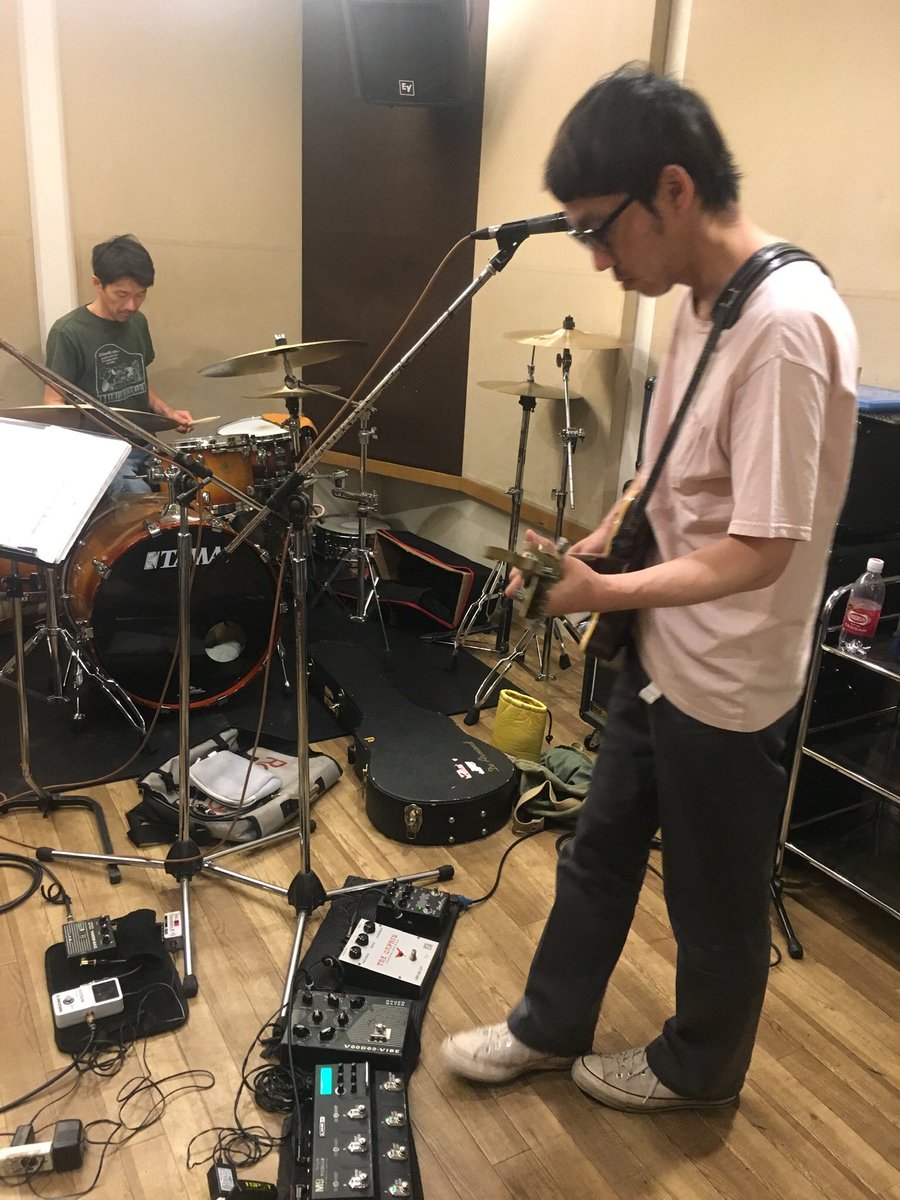 naomiche's tweet photo. 15日はユレイナスのライブ下北沢440にて… 是非に〜‼️因みに前回のライブの様子は…コレだっ #theUranus 
https://t.co/qzghxTSR1Q https://t.co/BlFSFnidiV