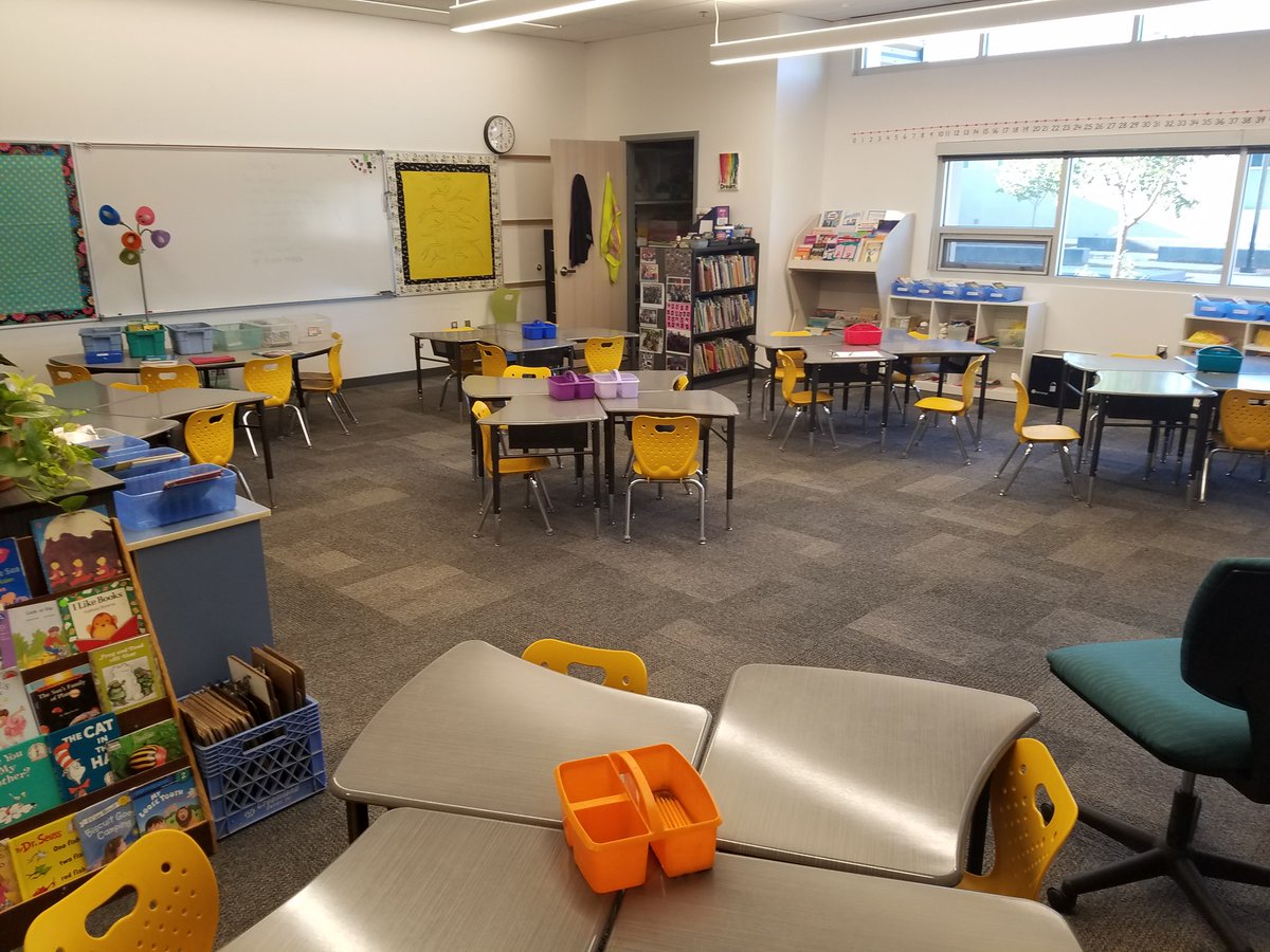 andysclass's tweet photo. First day of school!! Woot! #HuskySWAG #FirstDayOfSchool https://t.co/OYmILSly1E
