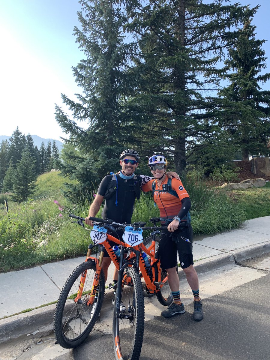 Would you look at that Dynamic Duo?! That’s  @rebeccarusch <a href="/YuriHauswald/">Yuri Hauswald</a> toeing  the line of the <a href="/BreckEpic/">Breck Epic</a> for Stage 2. These two have been friends/teammates for 10+yrs and this is the first time they’ve raced as a team. Mantra for the day: have FUN. #GUFORIT