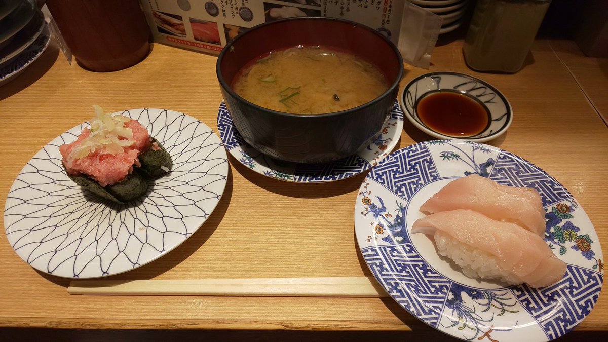 TamaFutako's tweet photo. 夏コミ・コスホリック参加の皆様、本当にお疲れ様でした。帰りは、
孤独のグルメ聖地巡礼３件目：#すし台所家 三軒茶屋店(Season6第五話より)
一人で回転寿司なんて多分初めてのことだろう。散財した後で控え目になった感はあるが10皿いけば満足いくものになる。
#cm96 
#コスホリ26 
#孤独のグルメ https://t.co/OpYzOdvWVq