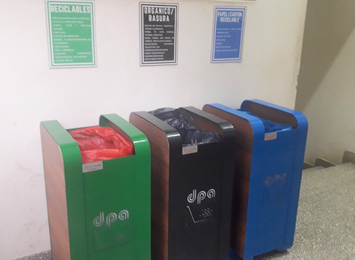 dparionegro's tweet photo. ♻️ En DPA cuidamos el ambiente desde nuestras oficinas, estamos instalando nuevos cestos de basura, para minimizar la generación de residuos, promover el reúso, la reducción y el reciclado. https://t.co/nPBH40sMQ2