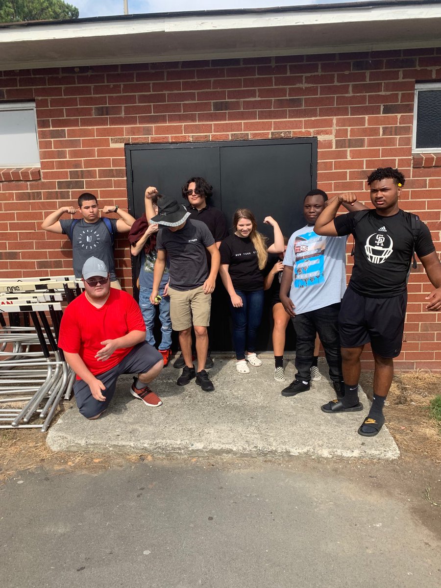 BarbeeBunch's tweet photo. Flexing on these other seminars 💪🏻 #srhs1920 #barbeebunch https://t.co/Krf0nPoJ44