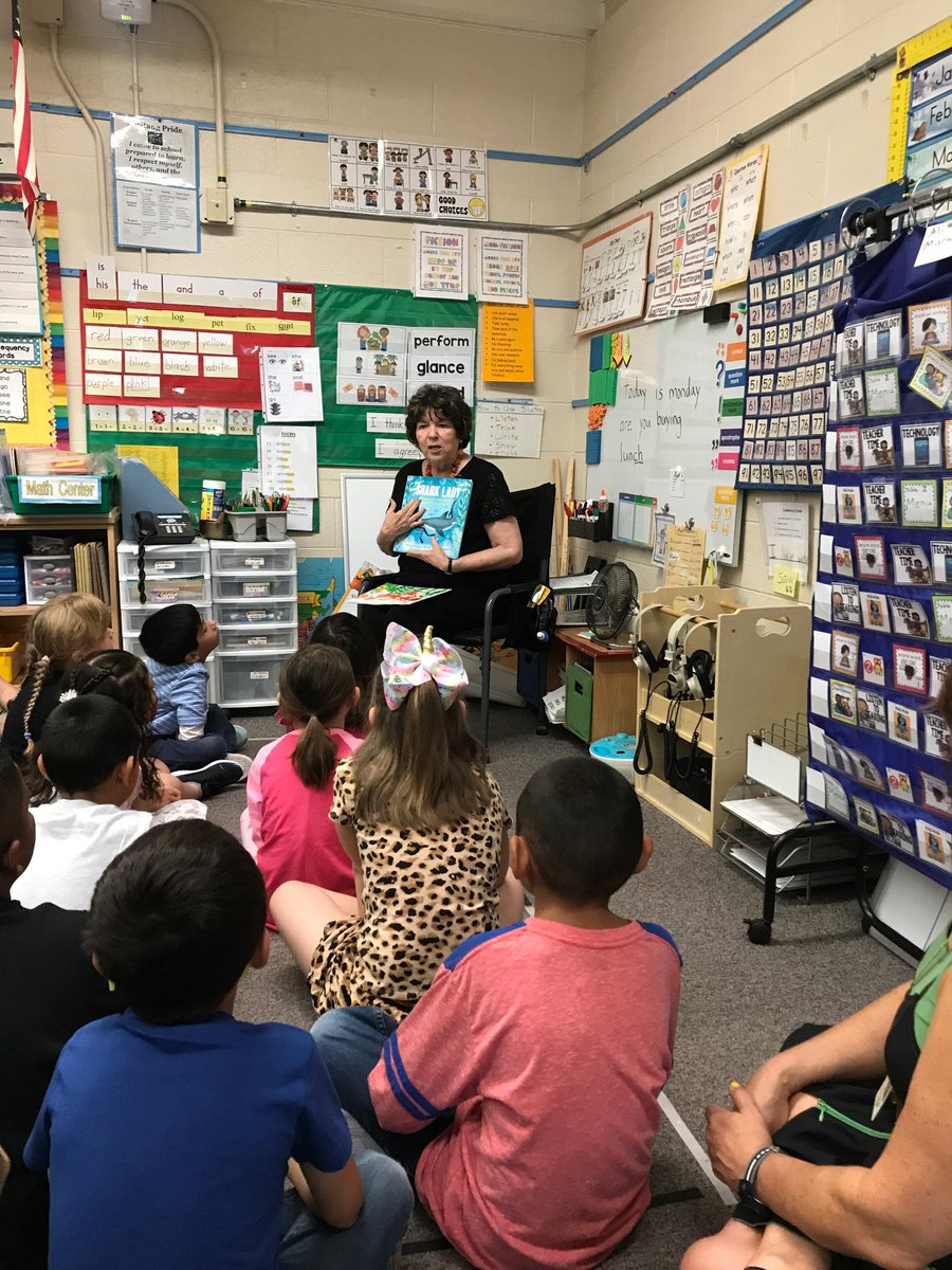 MitchellElem310's tweet photo. Great start to what’s is going to be an amazing year! Thank you @SuptABQschools for coming home to Mitchell! #ADayInASchool #FirstDayOfSchool @APSLZ4 @ABQschools @chris_zone4 https://t.co/sGJI7rfI9I