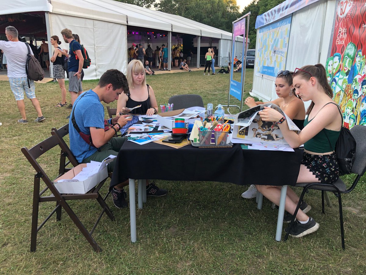 Palaisptedoree's tweet photo. Aujourd'hui, le Musée national de l'histoire de l'immigration propose aux festivaliers du #SZIGET2019 un atelier fanzine autour de l'#ExpoParisLondres 👉#TentWithoutBorders https://t.co/kHCDqOZj0V