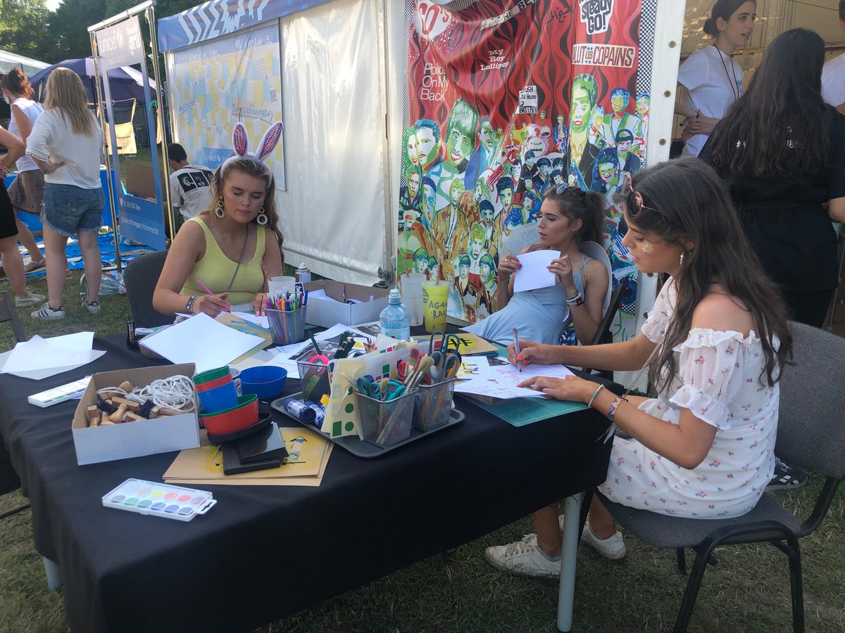 Palaisptedoree's tweet photo. Aujourd'hui, le Musée national de l'histoire de l'immigration propose aux festivaliers du #SZIGET2019 un atelier fanzine autour de l'#ExpoParisLondres 👉#TentWithoutBorders https://t.co/kHCDqOZj0V