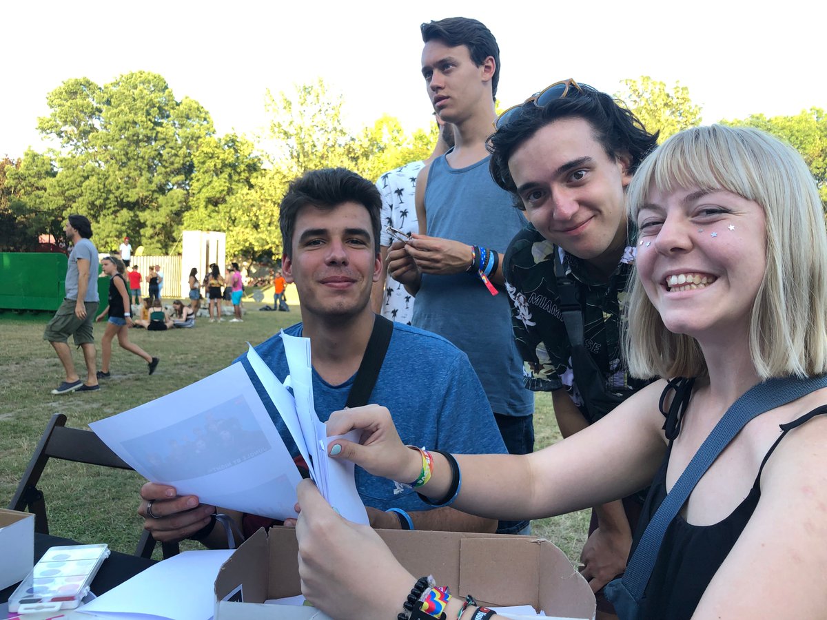 Palaisptedoree's tweet photo. Aujourd'hui, le Musée national de l'histoire de l'immigration propose aux festivaliers du #SZIGET2019 un atelier fanzine autour de l'#ExpoParisLondres 👉#TentWithoutBorders https://t.co/kHCDqOZj0V