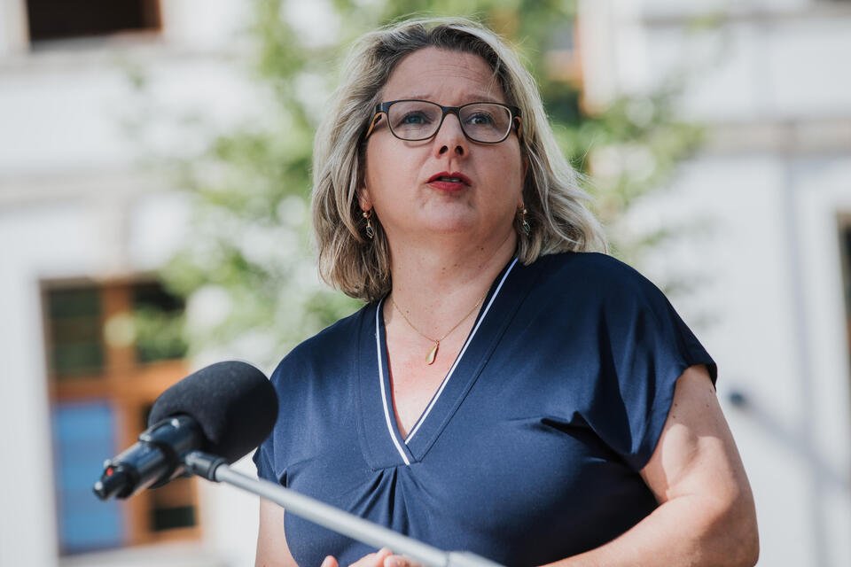 SvenjaSchulze68's tweet photo. Wer mit Wegwerfartikeln sein Geld verdient, soll sich künftig an den Kosten für die Stadtreinigung beteiligen. Das ist nicht nur eine Umweltfrage, sondern auch eine der Gerechtigkeit. Dafür schaffen wir jetzt in Deutschland die gesetzliche Grundlage. https://t.co/DICUImbWEO https://t.co/coCYebkaCU