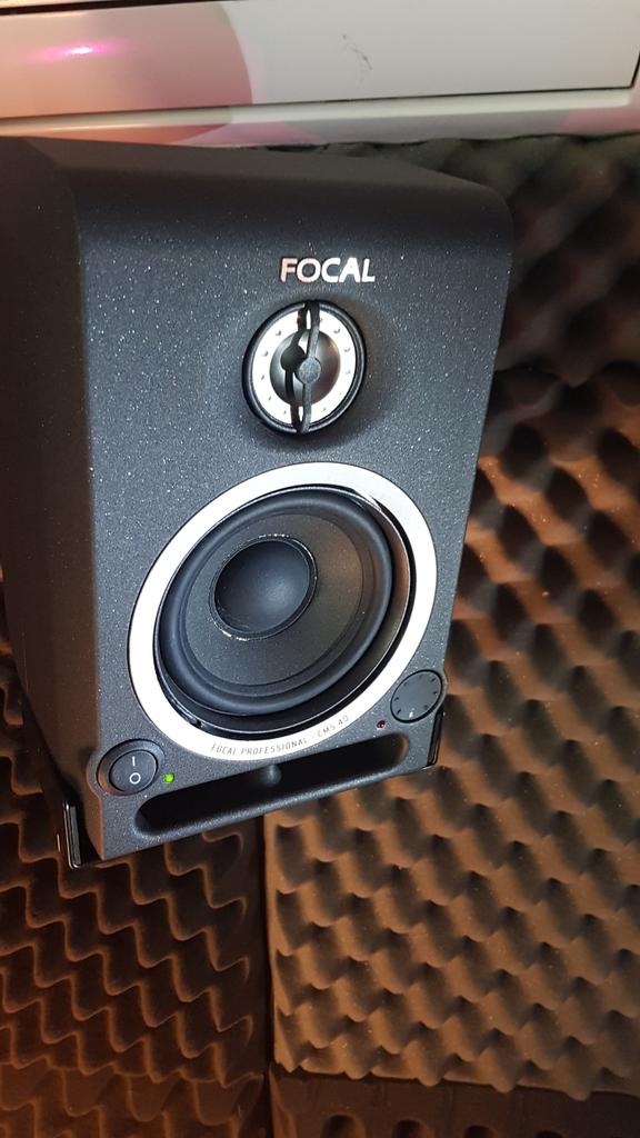 peterdickson's tweet photo. Still in love with my @FocalProUK CMS 40's. Thank you @NigelHeath for the recommendation. #audiomonitors #voiceover #vo #Audio https://t.co/nG03jE7Zkx