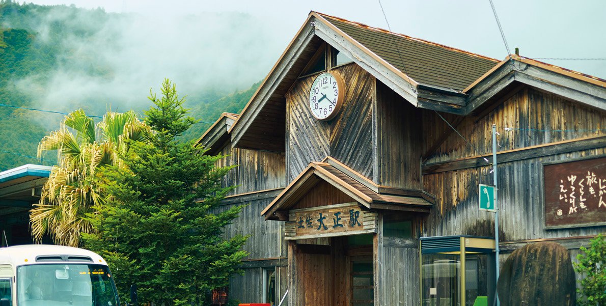 Stunning views along a meandering river, unique trains, and great places to stop along the way: Who's ready to climb aboard the Yodo Line to explore Shikoku's Shimanto River? gov-online.go.jp/eng/publicity/…
