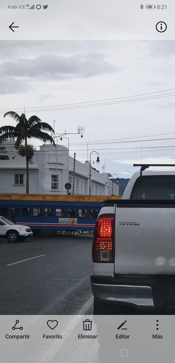 Agujas del tren en la California, estación del Atlántico, no sirven.
