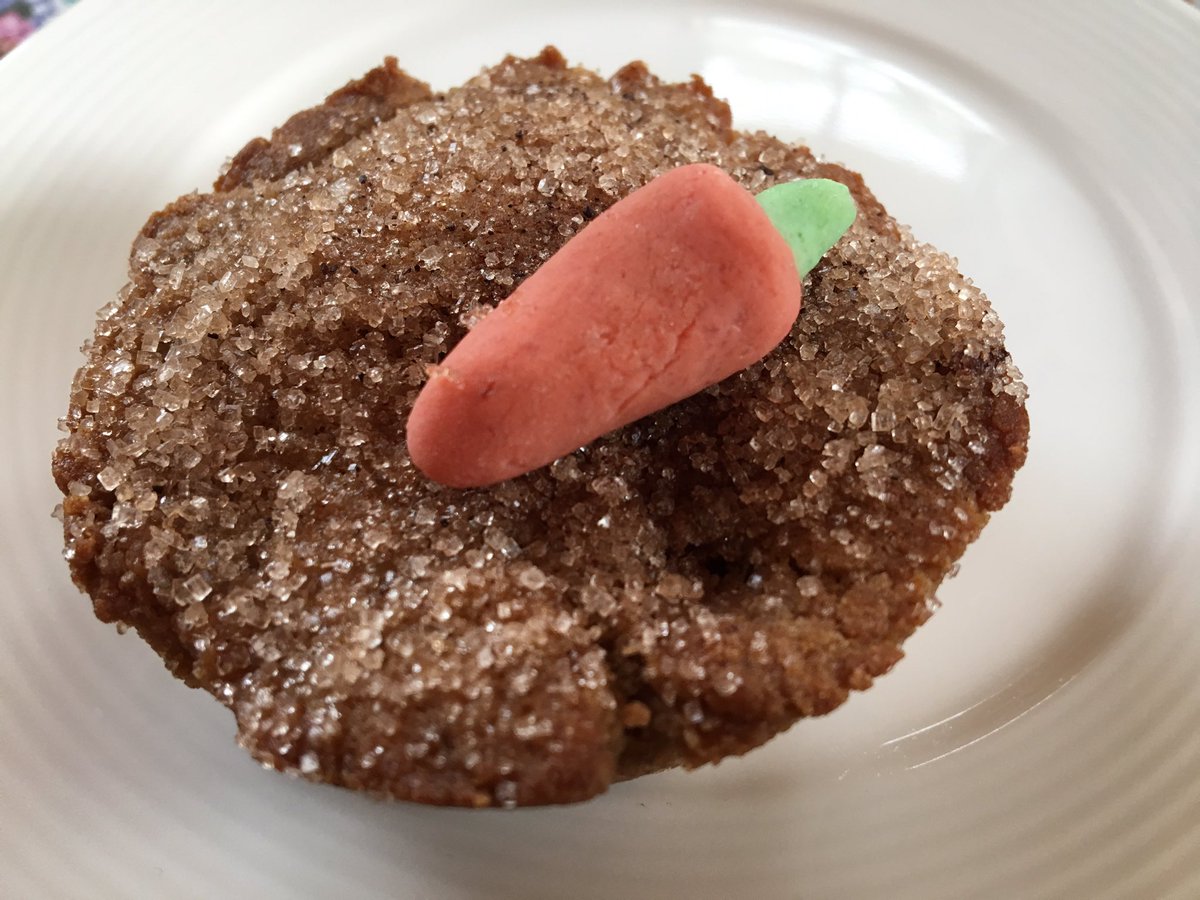 Revanšējos meitiņai. Pēc diendusas kopā izcepām ābolu pilngraufu keksiņus no <a href="/LindasVirtuve/">Linda Tell</a> ar miltu-sāls masas dekoratīvajiem burkāniņiem.