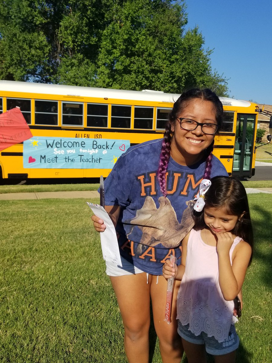 StoryPrincipal's tweet image. Greets and Treats are underway this morning.  We love hugging on our @rountreerr families!
#MeettheTeacher #popsicles #excitementintheair
