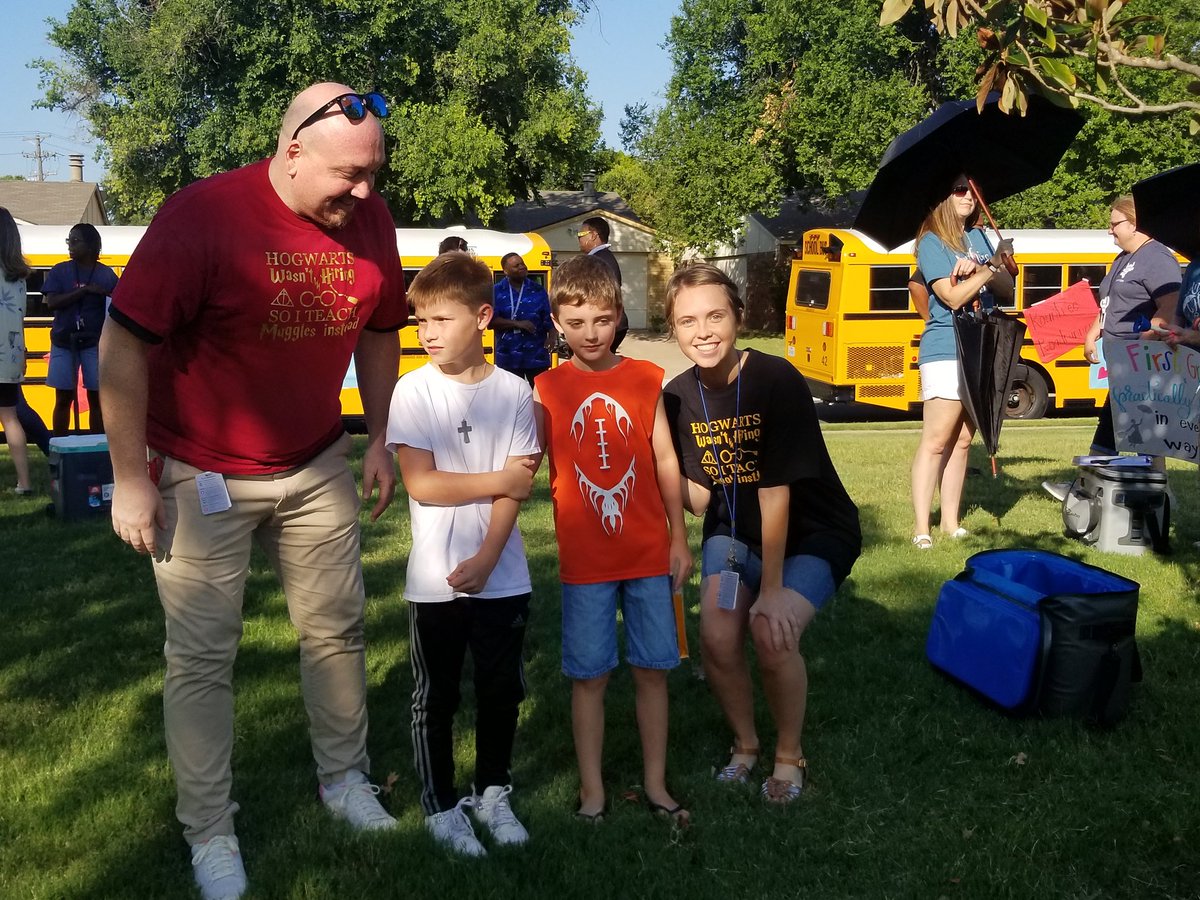 StoryPrincipal's tweet image. Greets and Treats are underway this morning.  We love hugging on our @rountreerr families!
#MeettheTeacher #popsicles #excitementintheair