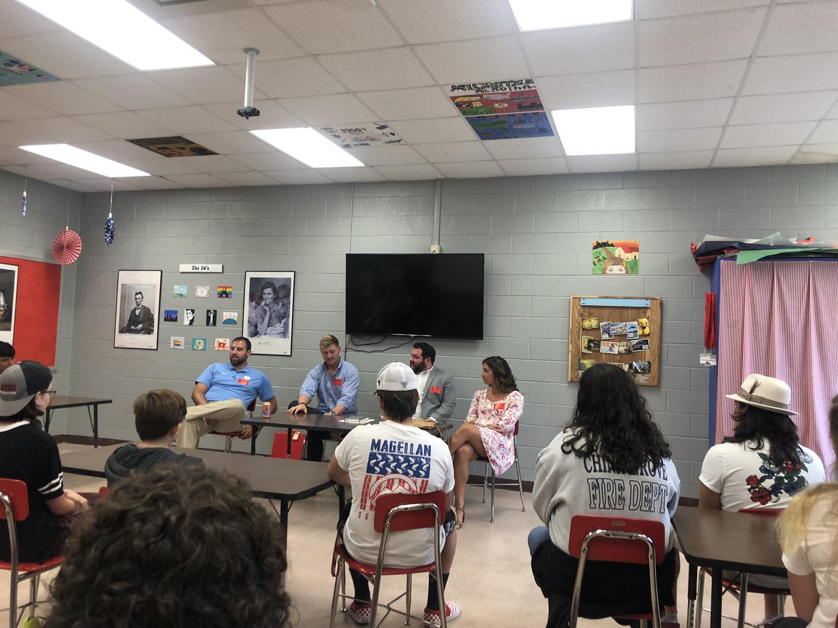 MoodyMix2023's tweet photo. Freshmen and Sophomores getting together to talk with South Rowan’s Alumni. Tons of wisdom gained from them. So words of advice from our alumni was, “hard work pays off” , “reach out”, “don’t let your mistakes define you”, and “get involved”. https://t.co/PDogSHT7ql