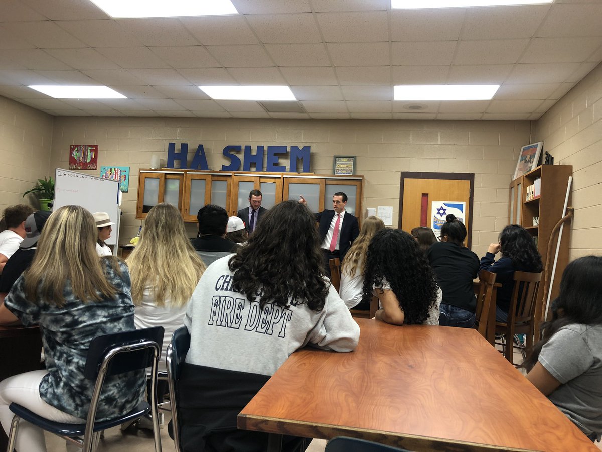 MoodyMix2023's tweet photo. Freshmen and Sophomores getting together to talk with South Rowan’s Alumni. Tons of wisdom gained from them. So words of advice from our alumni was, “hard work pays off” , “reach out”, “don’t let your mistakes define you”, and “get involved”. https://t.co/PDogSHT7ql