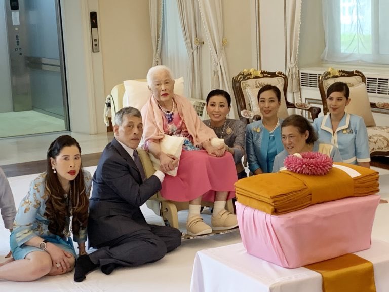 ARMdhiravath's tweet photo. ภาพมหามงคล!!"สมเด็จพระบรมราชชนนีพันปีหลวง" เสด็จออกพระตำหนักจิตรลดารโหฐาน พร้อมด้วย"พระบาทสมเด็จพระเจ้าอยู่หัว - สมเด็จพระราชนี-กรมสมเด็จพระเทพรัตนฯ-กรมพระศรีสวางควัฒน" และพระบรมวงศ์ ทรงบำเพ็ญพระราชกุศลเนื่องในวันเฉลิมพระชนมพรรษา 🙏🏻💙 #Ch3Thailandnews https://t.co/Pyc5lKuXV0