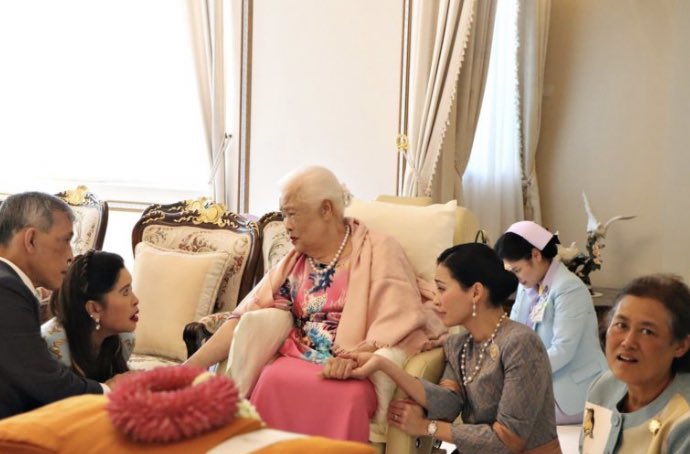 ARMdhiravath's tweet photo. ภาพมหามงคล!!"สมเด็จพระบรมราชชนนีพันปีหลวง" เสด็จออกพระตำหนักจิตรลดารโหฐาน พร้อมด้วย"พระบาทสมเด็จพระเจ้าอยู่หัว - สมเด็จพระราชนี-กรมสมเด็จพระเทพรัตนฯ-กรมพระศรีสวางควัฒน" และพระบรมวงศ์ ทรงบำเพ็ญพระราชกุศลเนื่องในวันเฉลิมพระชนมพรรษา 🙏🏻💙 #Ch3Thailandnews https://t.co/Pyc5lKuXV0