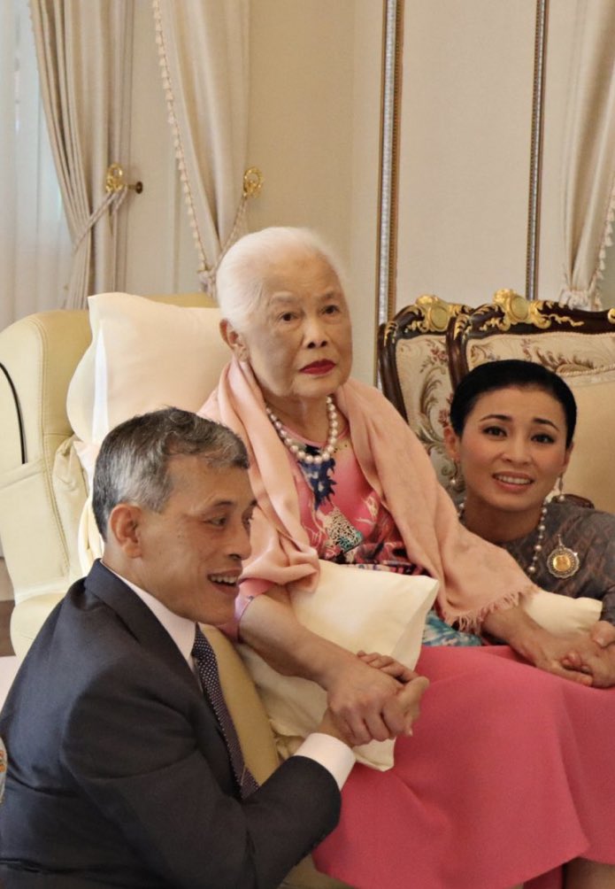 ARMdhiravath's tweet photo. ภาพมหามงคล!!"สมเด็จพระบรมราชชนนีพันปีหลวง" เสด็จออกพระตำหนักจิตรลดารโหฐาน พร้อมด้วย"พระบาทสมเด็จพระเจ้าอยู่หัว - สมเด็จพระราชนี-กรมสมเด็จพระเทพรัตนฯ-กรมพระศรีสวางควัฒน" และพระบรมวงศ์ ทรงบำเพ็ญพระราชกุศลเนื่องในวันเฉลิมพระชนมพรรษา 🙏🏻💙 #Ch3Thailandnews https://t.co/Pyc5lKuXV0