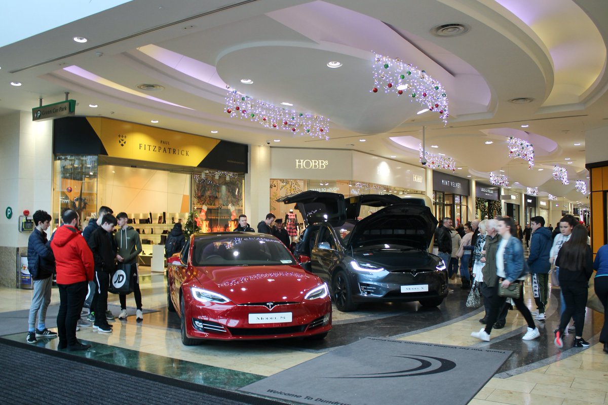 It's never too early to get bookings secured for commercial space over the festive months. Spaces are limited and typically filled by the end of September, so don't miss out if you intend on booking! ⁠
📸: The #teslamodelX in <a href="/DundrumTC/">Dundrum Town Centre</a> last December