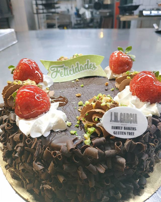 jmgsingluten's tweet photo. 💕Tarta de el finde para un cumpleaños!
Nata trufa y chocolate bombón #singlutenysinlactosa⭐ .
.
.
#parati #paratodos #paracompartir #mejorquecongluten #SinGluten #senzaglutine #sensegluten #desde1981 #alicanteglutenfree #celiacosalicante https://t.co/7nmLjHNBbX