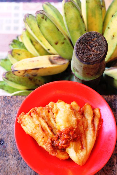 arieparikesit's tweet image. Apalagi #pisgor pakai sambal ikan roa, sedap power👌 ini makanan tempatan di Indonesia bahagian timur, ubi kayu, talas, sukun semua dicelup ke sambal roa.