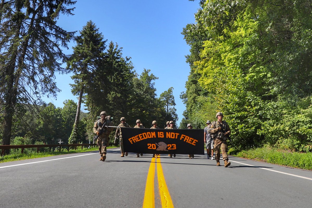 WestPoint_USMA's tweet photo. 1187 members of #USMA2023 proudly display their motto as they complete the final leg of a 12-mile road march signifying the successful completion of Cadet Basic Training. #FreedomIsNotFree https://t.co/0twrXwNjhV