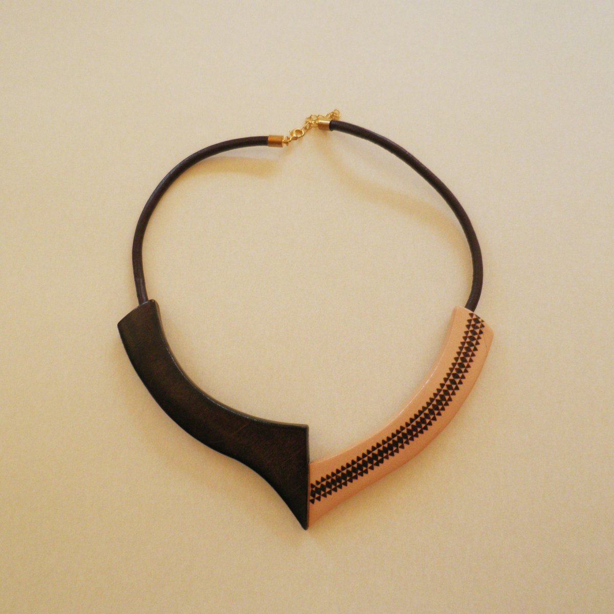 DANAMOR_Burgos's tweet photo. En el “Mundo de DÁNAMOR” 🌍 encontraras #complementos #complementosdemadera como este #colgante y estas #gargantillas 📿 en distintos tonos 🖤🧡💛. Un objeto de #artesanía #hechoamano 👌👍✍️ que encontrarás en https://t.co/YGDcMQwDTP Compra #OnLine 🛒 https://t.co/ybmimuFElJ