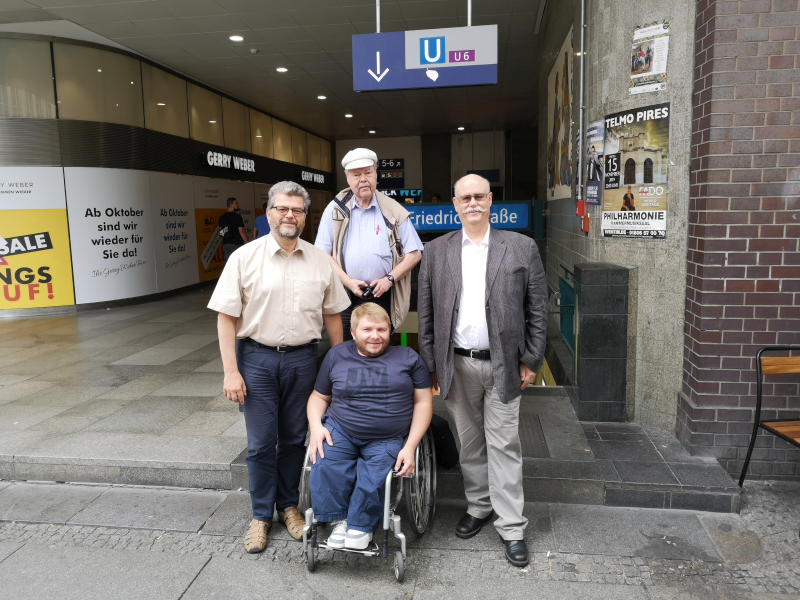 PRO_BAHN's tweet photo. Heute haben sich Vorstandsmitglieder von PRO BAHN mit Alexander Ahrens getroffen, der bei ISL e.V. als Referent für Öffentlichkeitsarbeit und politische Kommunikation tätig ist, und über Anforderungen an eine barrierefreie Bahn geredet. https://t.co/1pR2VfOc4p https://t.co/IyW7Bg0tko