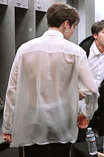 BUSANLXVR's tweet photo. JUNGKOOK'S WAIST,, SO TINY,,, ARE YOU GUYS SEEING THIS,,,, https://t.co/h8MwR1Poyg
