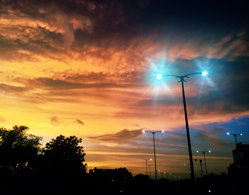 nesh__sh's tweet photo. Let there be light...
#positivity #PositiveVibes #Beautifulworld #skybeautiful
#beautifulevening #jaipur https://t.co/M4oLrBWnGF