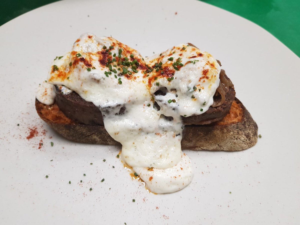 ¡Hola Septiembre! ✨😁 Para ir abriendo boca nos encantaría empezar con la tosta de carrillera ibérica con espuma de alioli.
.
.
.
#EstadoPuro #PacoRoncero #TapasEnEsatdoPuro #DeliciasEstadoPuro