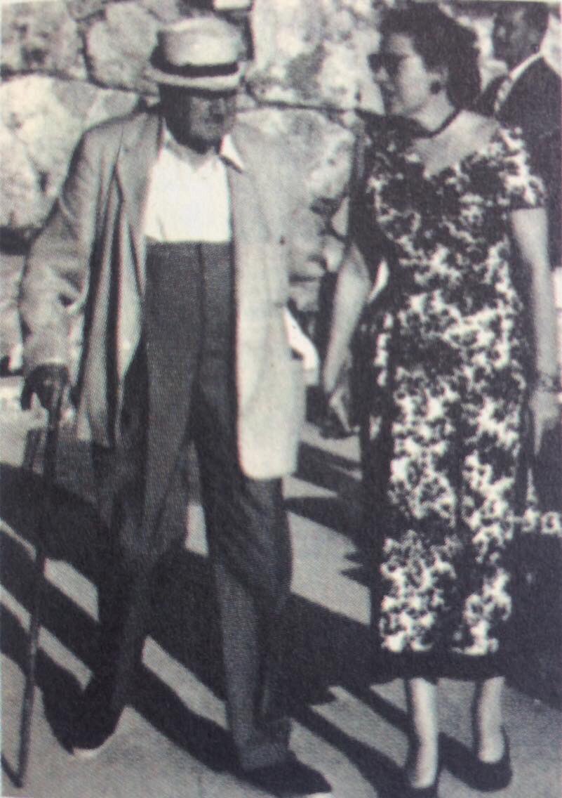 NormalComposers's tweet photo. Ralph Vaughan Williams and his pants holding hands with his wife Ursula. https://t.co/HfiVrtyiK9