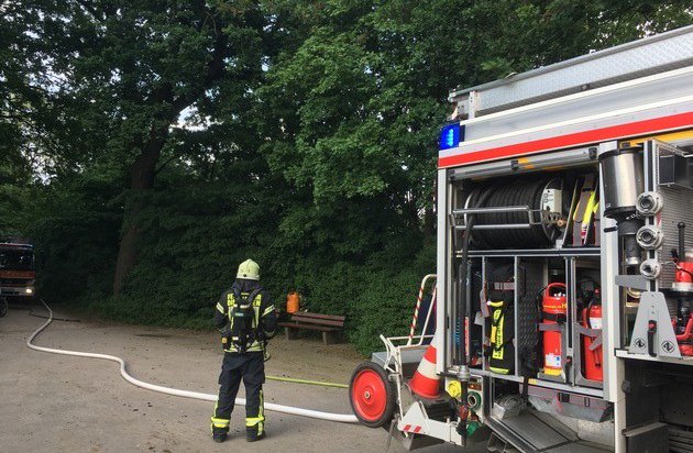 FW Dinslaken: Brand einer Gartenlaube dlvr.it/RB5vS7