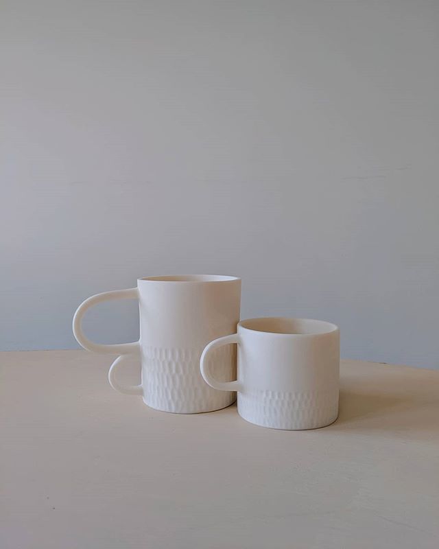 Sculptural coffee cups in plain Parian 🧘🏻‍♀️ #contemporaryceramics #contemporarycraft #minimalistic #slowdesign  #objectdesign #materiality #britishcraft #experimentalobjects #wabisabi #ceramic #parian #porcelain #interiorstyle #designled #handmadecerami… ift.tt/2MWUnmr