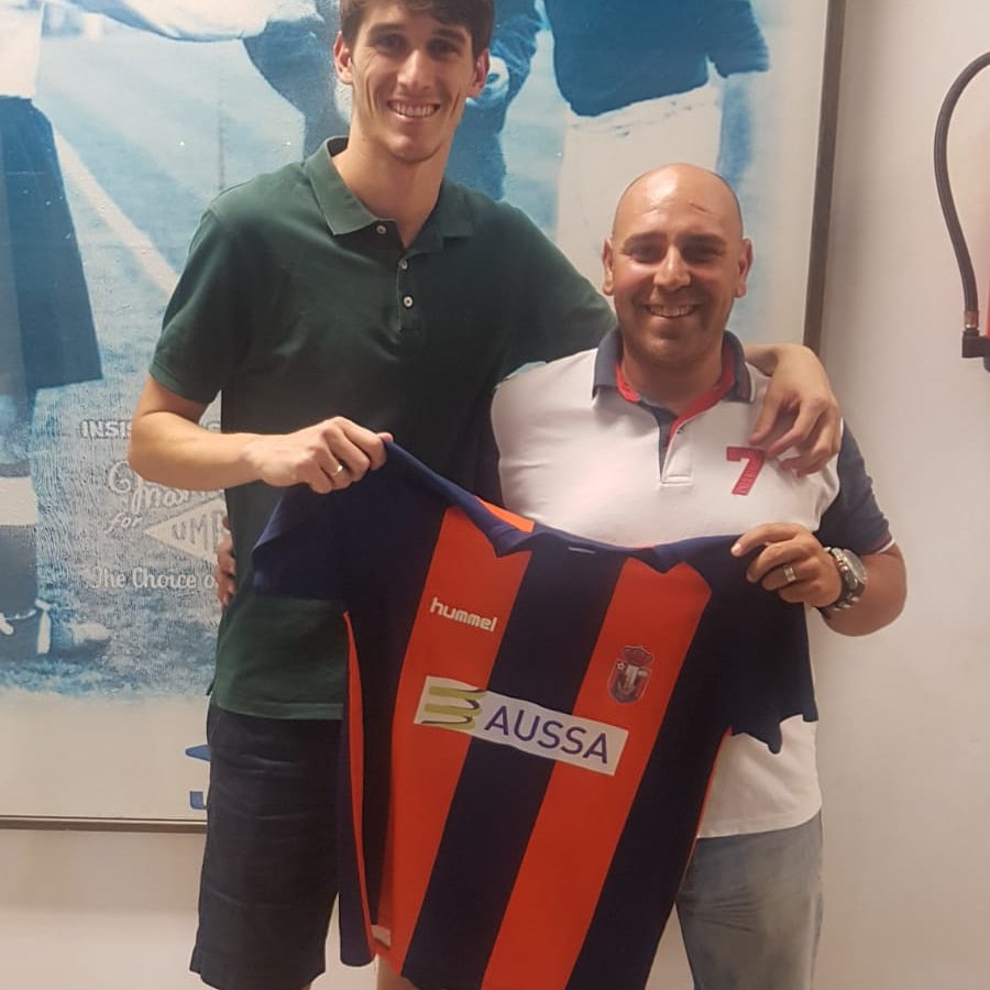 ADCerroAguila's tweet photo. Noticias de nuestro primer equipo Senior.

RENOVADO 😃😃.

Nuestro Capitán, José Manuel Docsion, seguirá liderando la defensa Marino y Naranja la próxima temporada.
En Hytasa seguiremos disfrutando de su clase y buen hacer en el terreno de juego.
#comienzaelsueño https://t.co/cfvRnBGE74