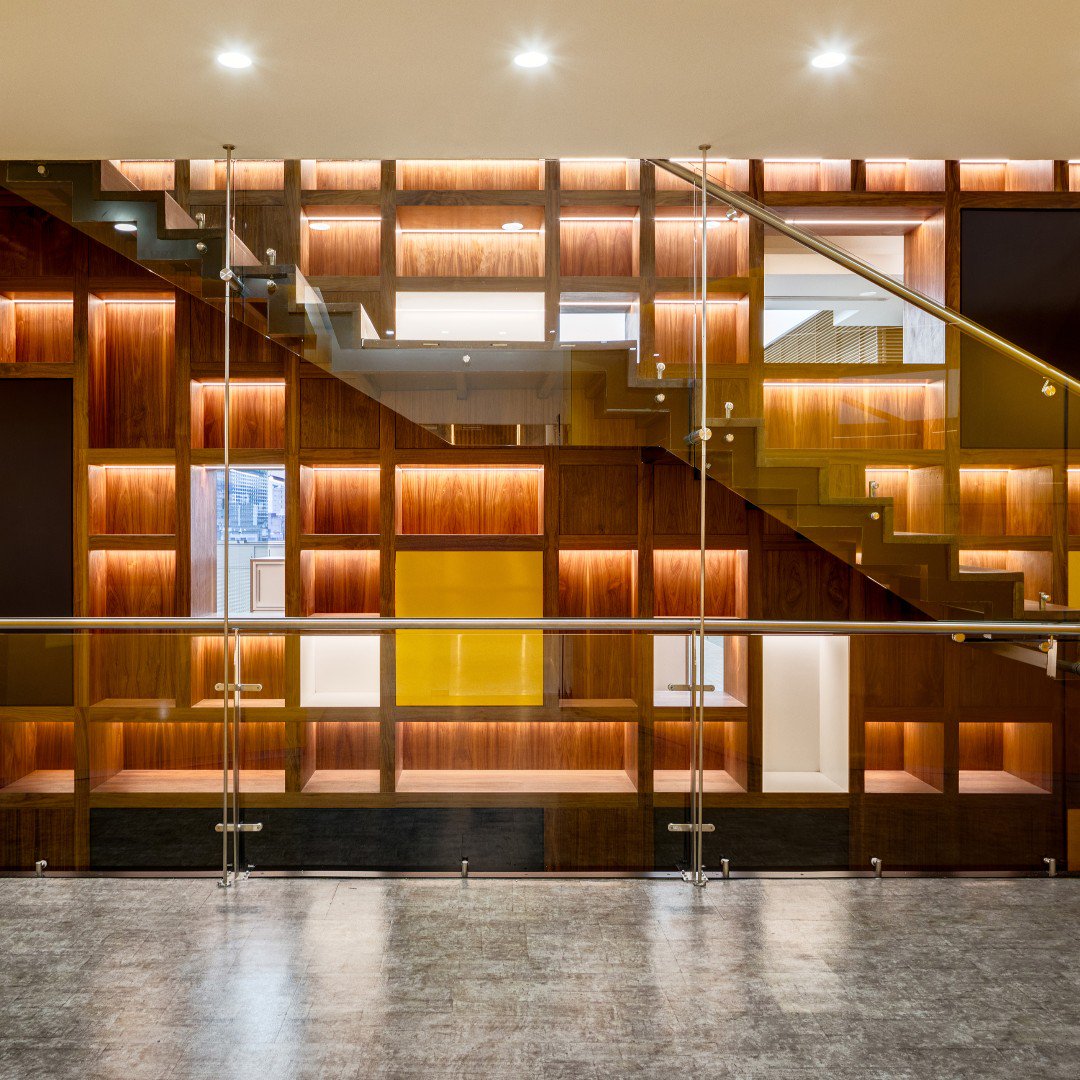 ideasociados's tweet photo. Oficinas Palacio de Hierro. Un gran muro-librería modular corre a lo largo de los 4 pisos pensado para funcionar como el escaparate interno para colocar las colecciones de temporada. 

Fotografía : Rafael Gamo https://t.co/0cataqXRpZ
