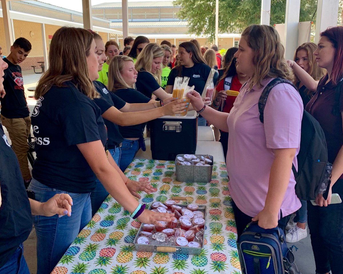 macollins131's tweet photo. Had a successful Freshmen First Day! @NSBHSBarracudas Students received their new #Classof2023 water bottles, enjoyed games throughout the day and thank you to #NSBMasonBar, #CudasChooseKindness and @AdventHealth for the healthy end of day cool off treats! https://t.co/WsfvvdFTVk