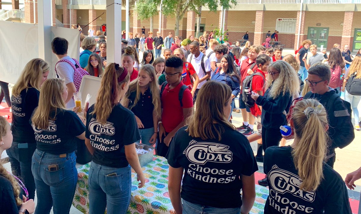 macollins131's tweet photo. Had a successful Freshmen First Day! @NSBHSBarracudas Students received their new #Classof2023 water bottles, enjoyed games throughout the day and thank you to #NSBMasonBar, #CudasChooseKindness and @AdventHealth for the healthy end of day cool off treats! https://t.co/WsfvvdFTVk