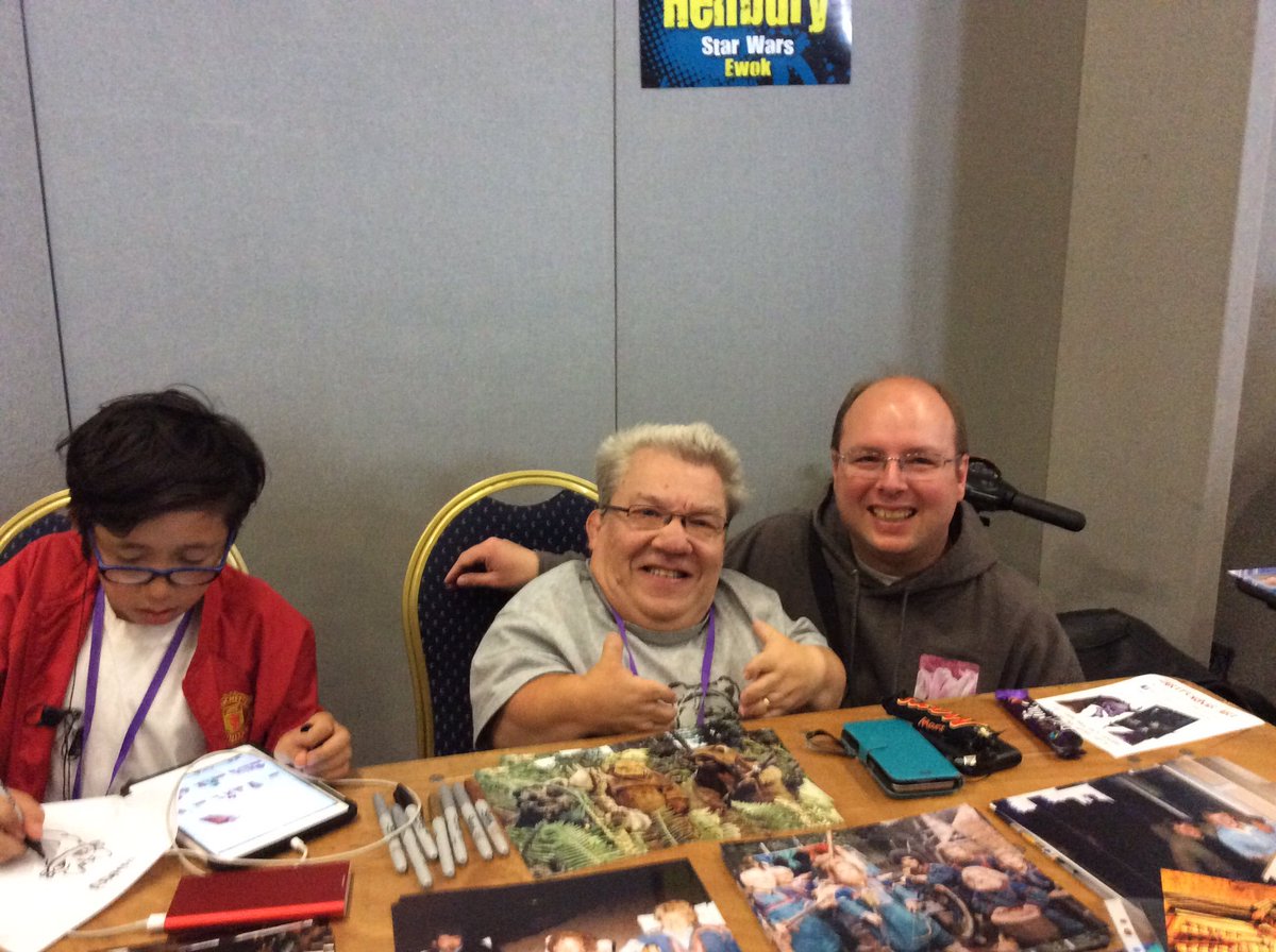 al4wfc's tweet photo. I Love #ComicCon 😊💖

 #RickyGroves #MichaelHenbury @chrisrankin @the_rosie_jane  #HarryPotter #DoctorWho #Eastenders https://t.co/k0aF4aCJdz