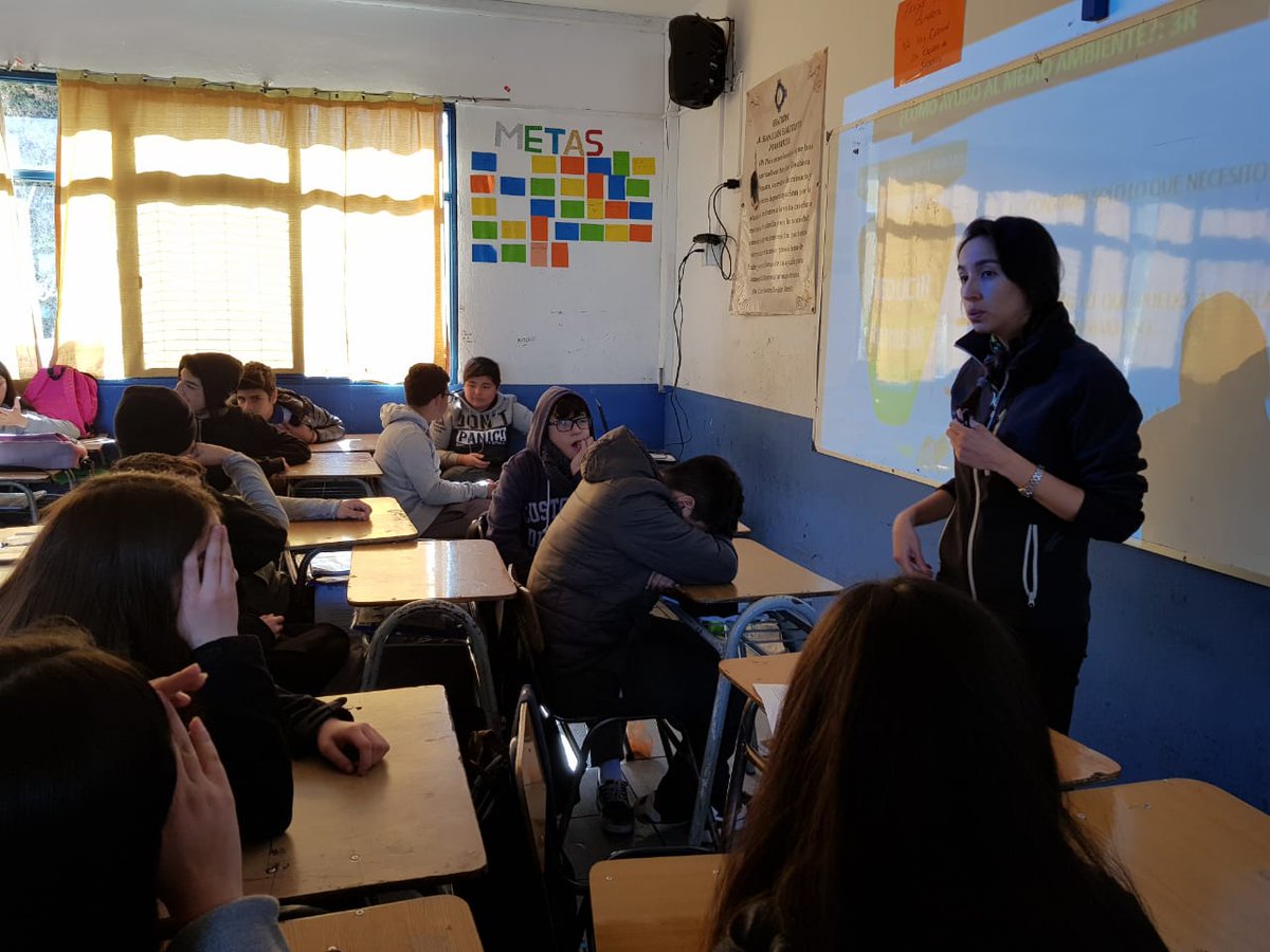 EcologicamenteL's tweet photo. Hoy finalizamos el ciclo de charlas de reciclaje para los estudiantes de enseñanza básica del colegio Carolina Llona de Maipú. La actividad forma parte del programa ambiental que nos encontramos trabajando con toda la comunidad escolar desde el primer semestre. ♻️🏫👩‍🏫 https://t.co/p4DTobohQM