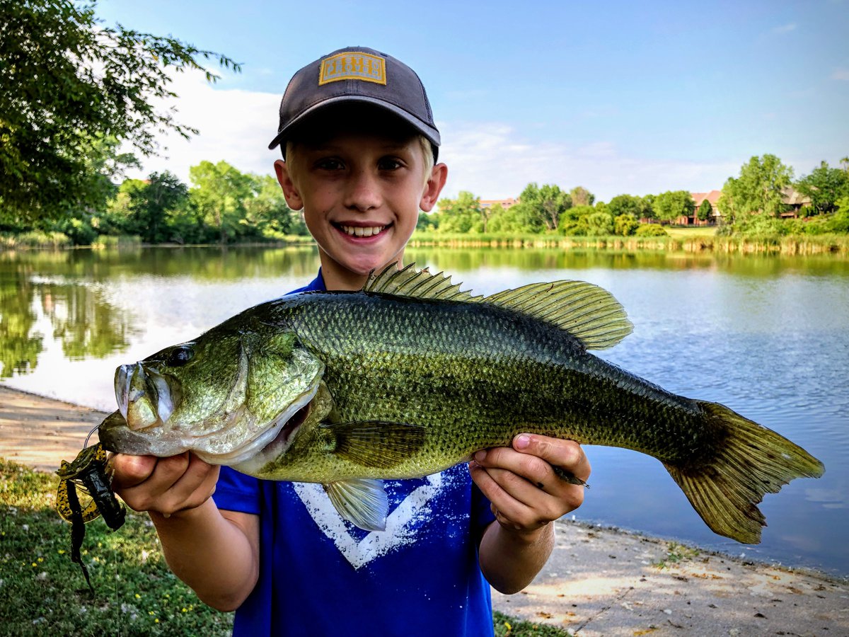All right Twitter, one of these largies is 22% heavier than the other one. Can you guess which is heavier? Nicholas on the left or Nathan on the right?