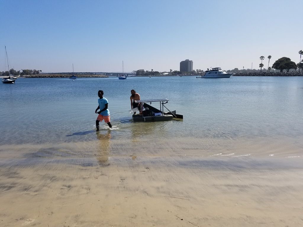 KPBSnews's tweet photo. Engineering students are testing a prototype of a floating robot designed clean #plastic out of the ocean. It's a part of a four-phase project to clean up the huge garbage patch called the #PacificGyre. #plasticpolution #oceanpolution
https://t.co/q4QVyemqRB https://t.co/MROrFxwn40
