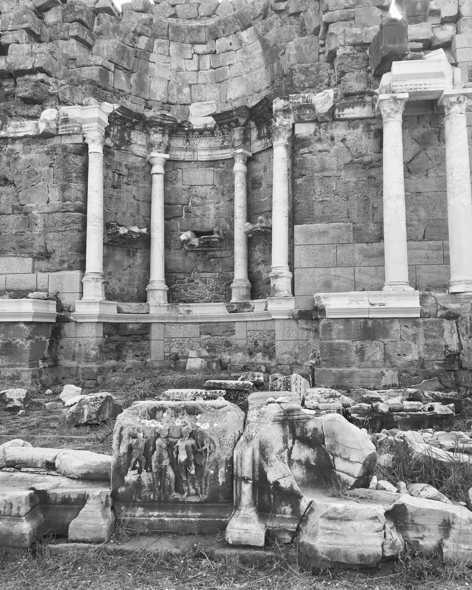 Side’de pek çok güzellik sizi bekliyor. Bu güzelliklerden biri de antik kent girişindeki Nymphaion (Çeşme) yapısı. Yapı Severuslar Döneminin kent içindeki en önemli eserlerinden. #kültürveturizm #Anadolu #Pamphylia #Side #Sideexcavationteam