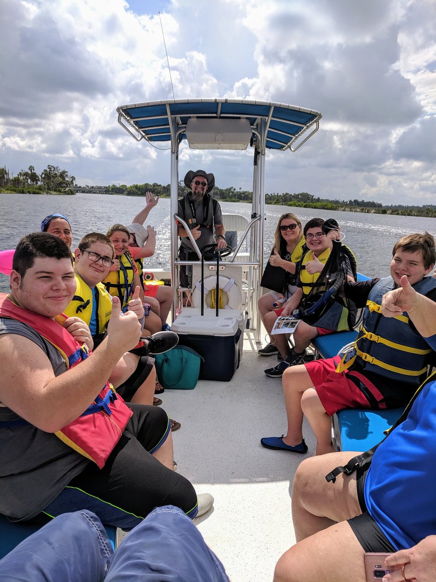 MSSCaptOlsen's tweet photo. Kicking off the 2019-2020 school year with CREST School students and staff! Sampling sealife in the seagrass of the Gulf of Mexico! @CitrusSchools @ScienceCitrus #LetsRoll @OLearyScience https://t.co/YYz7HNsOZT