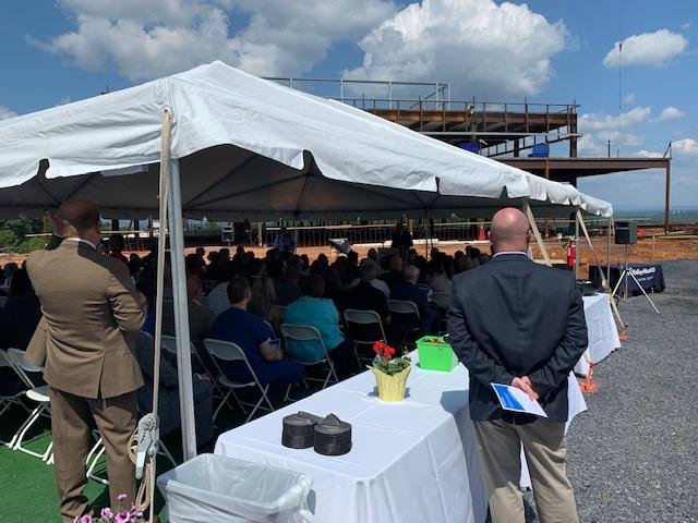 Construction for the new Warren Memorial Hospital passed a major milestone this week, as owner <a href="/ValleyHealth/">Valley Health</a> celebrated the "topping out" of its new regional hospital in Virginia shockeybuilds.com/2019/08/08/top… <a href="/perkinswill/">Perkins&Will</a> #healthcare #construction