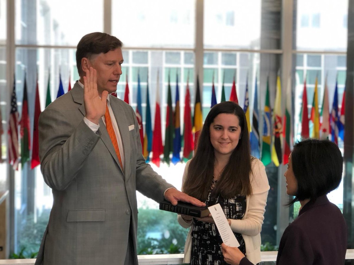 USAmbMex's tweet image. En una breve ceremonia, rendí protesta como embajador. Será un honor representar a los Estados Unidos en México, un país socio, vecino, y amigo. Estoy ansioso por llegar al país y emprender mi importante labor ¡Hasta pronto!