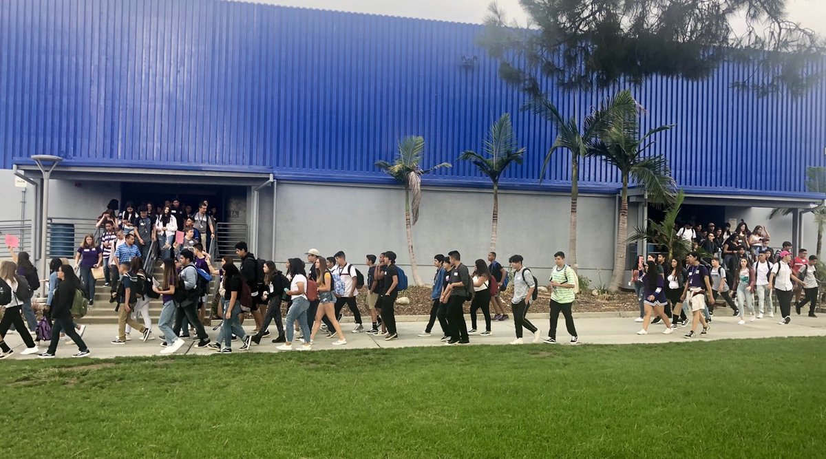 Great group of Link Crew leaders taking our Freshmen class on campus tours this morning. <a href="/lhhs_linkcrew/">la habra link crew!!!</a> @fjuhsd_scambray