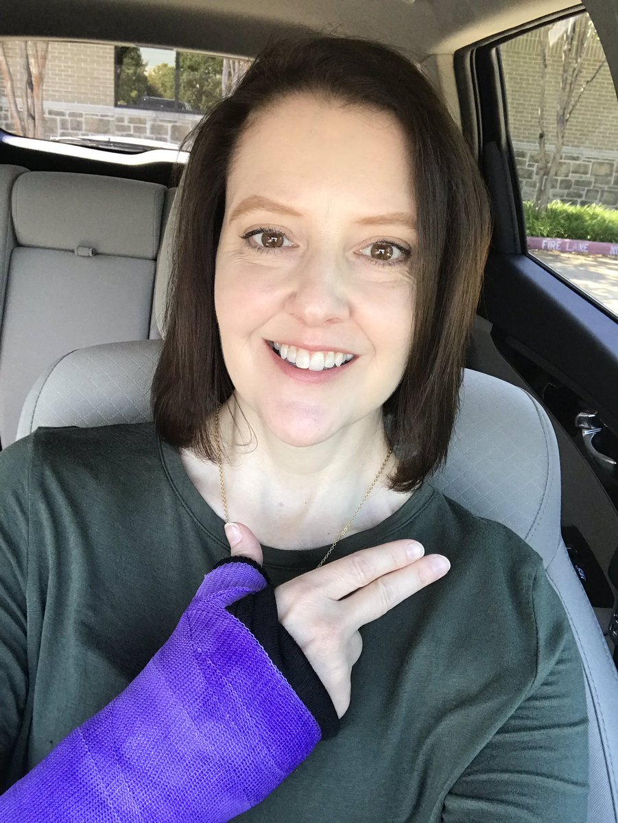 Armstrong09C's tweet photo. If you have to get a cast, you might as well get the color of your alma mater. #SFASU #AxeEm #gojacks https://t.co/rmxJ2q9CfZ