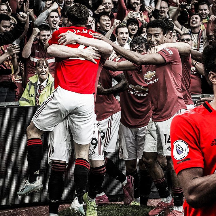MUFCScoop's tweet photo. Lingard Ig: “Welcome To The Theatre Of Dreams 🔴 Spidey Aka @awbissaka 🕷 The Flash Aka @Daniel_James_97 ⚡️The Beast Aka @HarryMaguire93 🦍” #MUFC https://t.co/7bPTnD946a